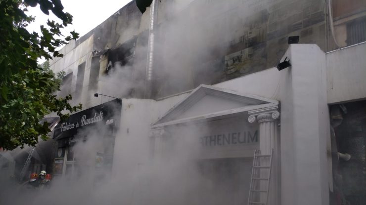 Incendiul de la complexul comercial de la Piața Delfinului a fost stins