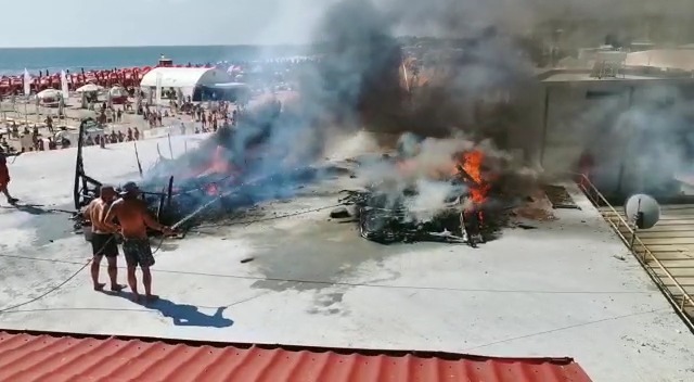 Două rulote au ars în totalitate în zona pietonală a plajei din Eforie Nord. VIDEO