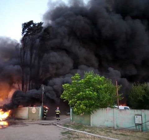 Incendiu de proporții la un depozit de deșeuri plastice din Salonta. Pagubele sunt însemnate FOTO/VIDEO