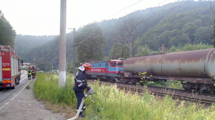 Incident feroviar. Un vagon cu 56 tone de benzină a luat foc în Prahova
