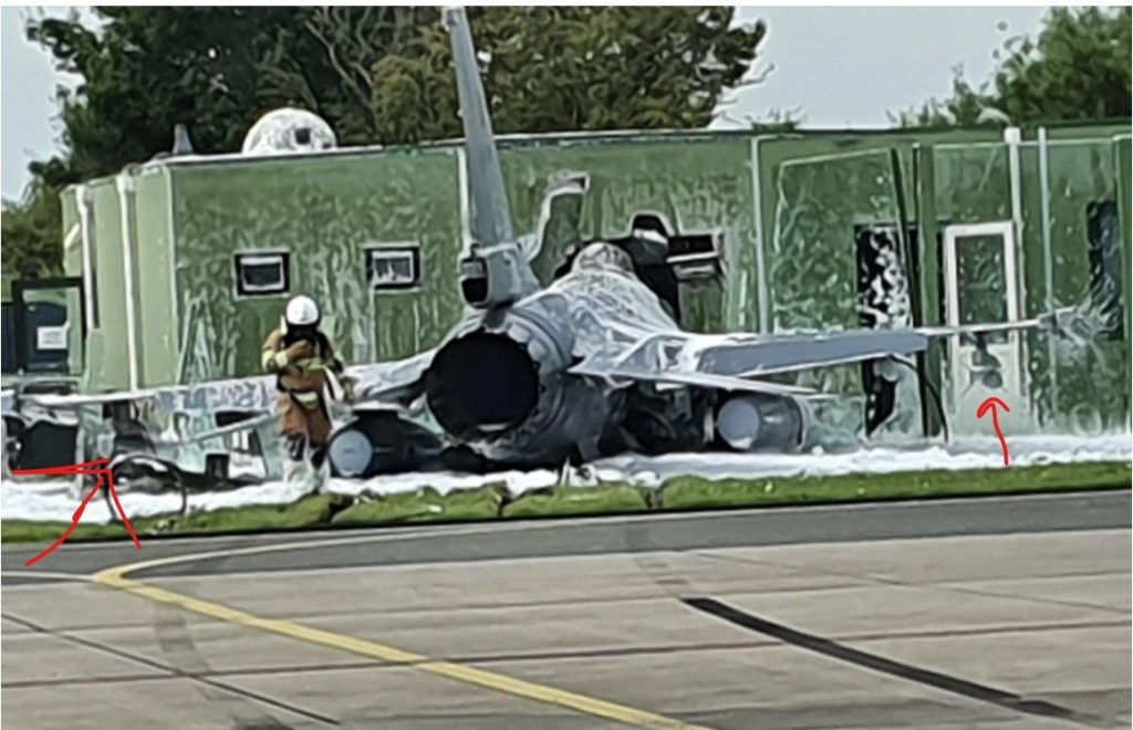 Incident aviatic la decolare. Un avion militar F16 a intrat într-o clădire din vecinătatea pistei. FOTO