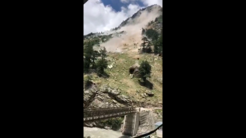 Bolovanii cad de pe un munte din India.