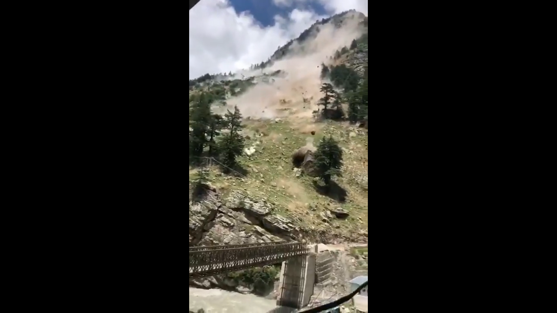 Nouă turiști au murit în India după ce mai mulți bolovani au căzut de pe munte pe mașinile lor. VIDEO