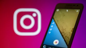 Logo-ul de la Instagram lângă un telefon în care este deschisă aplicația pentru fotografii.