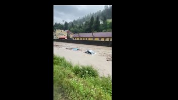 Ploile au făcut ravagii în Alba. O comună a fost înghițită de ape și zeci de oameni au fost evacuați. VIDEO