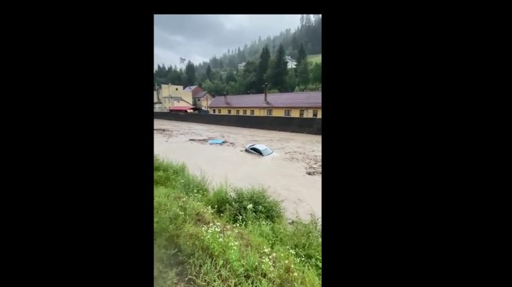 Ploile au făcut ravagii în Alba. O comună a fost înghițită de ape și zeci de oameni au fost evacuați. VIDEO