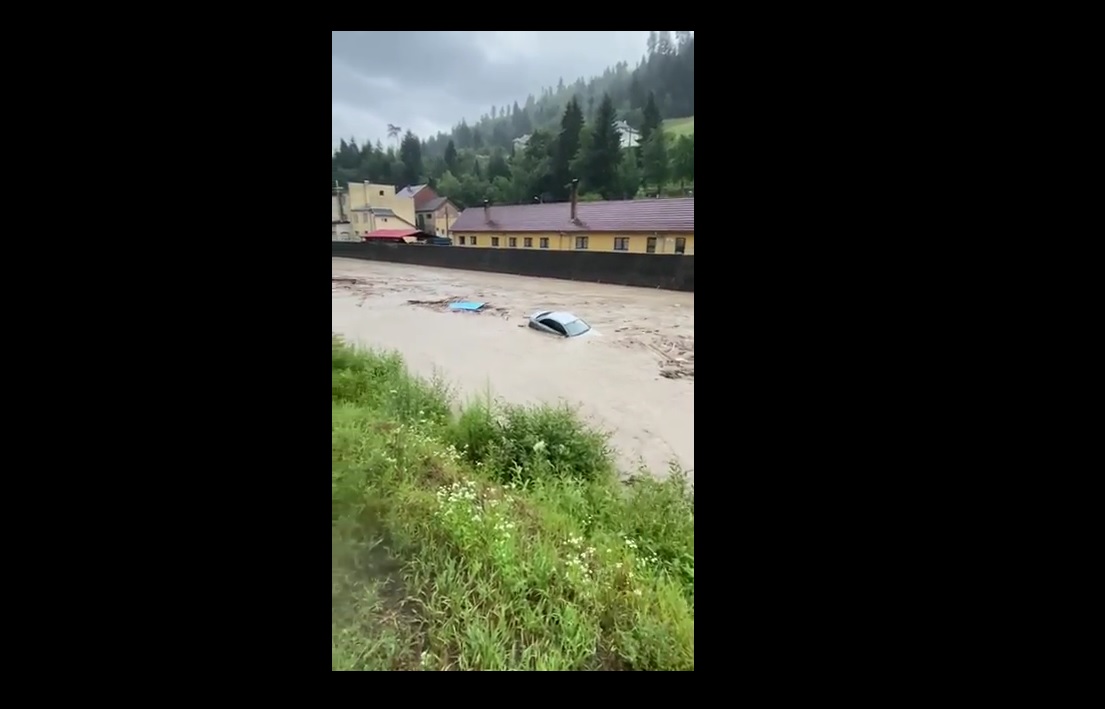 Ploile au făcut ravagii în Alba. O comună a fost înghițită de ape și zeci de oameni au fost evacuați. VIDEO