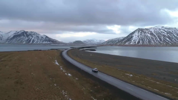 Mașină care merge pe un drum din Islanda.