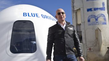 Jeff Bezos lângă racheta Blue Origin.