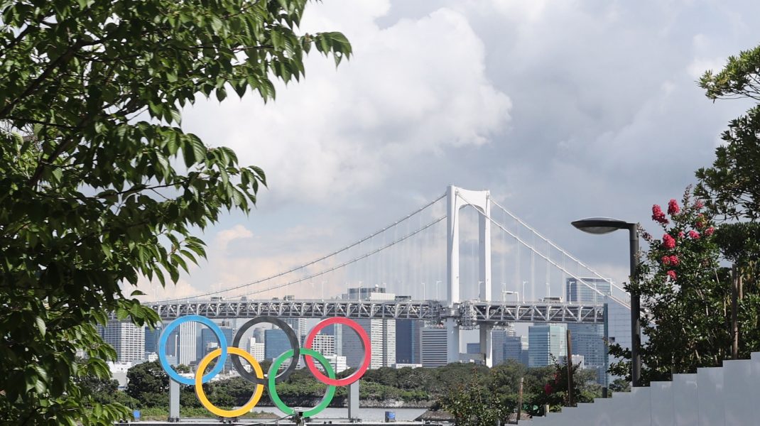 Imagine cu cercurile olimpice de la Jocurile Olimpice de la Tokyo.