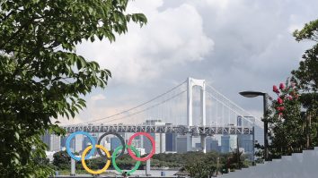 Imagine cu cercurile olimpice de la Jocurile Olimpice de la Tokyo.