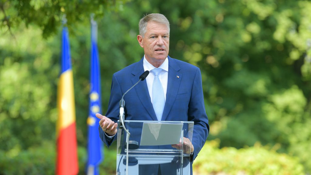 klaus iohannis in gradina palatului cotroceni.