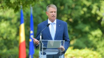 klaus iohannis in gradina palatului cotroceni.