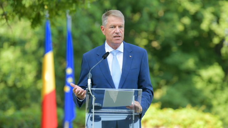 klaus iohannis in gradina palatului cotroceni.