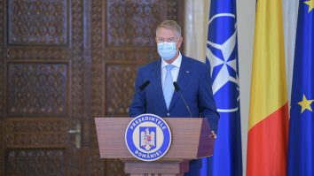 klaus iohannis cu steagul nato in spatele sau