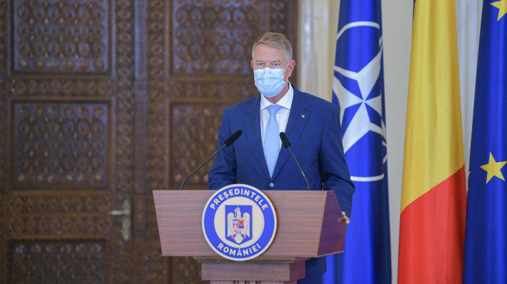 klaus iohannis cu steagul nato in spatele sau