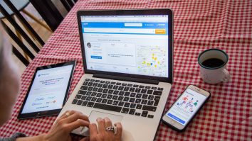 Femeie care navighează oe internet, pe platforma Booking.