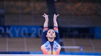 Larisa Iordache s-a calificat în finala de la bârnă. A concurat într-un picior, din cauza unei accidentări la gleznă. VIDEO și FOTO