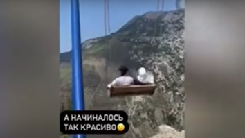 VIDEO: Momentul terifiant în care două femei cad de pe un leagăn, pe marginea unei prăpăstii de 1.920 de metri. Cum au scăpat cu viață