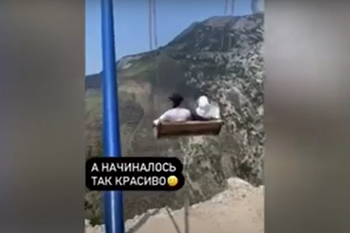 VIDEO: Momentul terifiant în care două femei cad de pe un leagăn, pe marginea unei prăpăstii de 1.920 de metri. Cum au scăpat cu viață