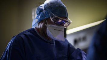 Medic care poartă mască anti-COVID.