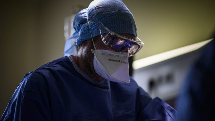 Medic care poartă mască anti-COVID.