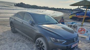 FOTO/VIDEO. Un bărbat a intrat cu mașina direct pe plaja din Saturn. Ce amendă a primit