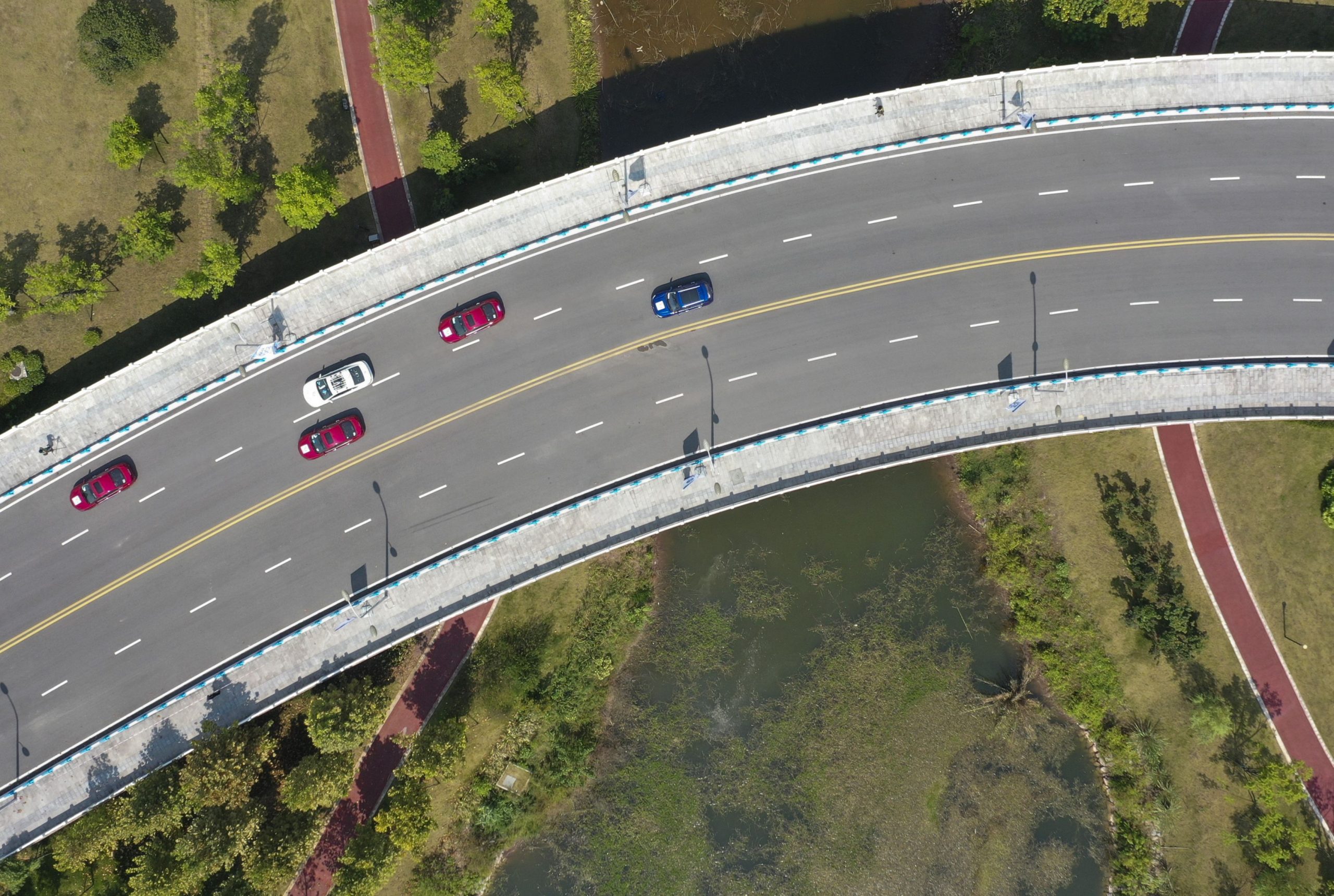 Mașinile autonome vor avea liber pe străzile din Franța. 47% dintre șoferi spun că acestea le permit să doarmă în mers