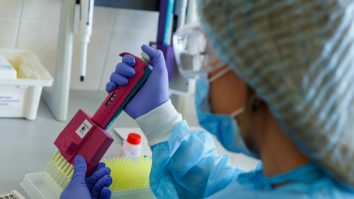 Medic care studiază virusul SARS-CoV-2 în laborator.