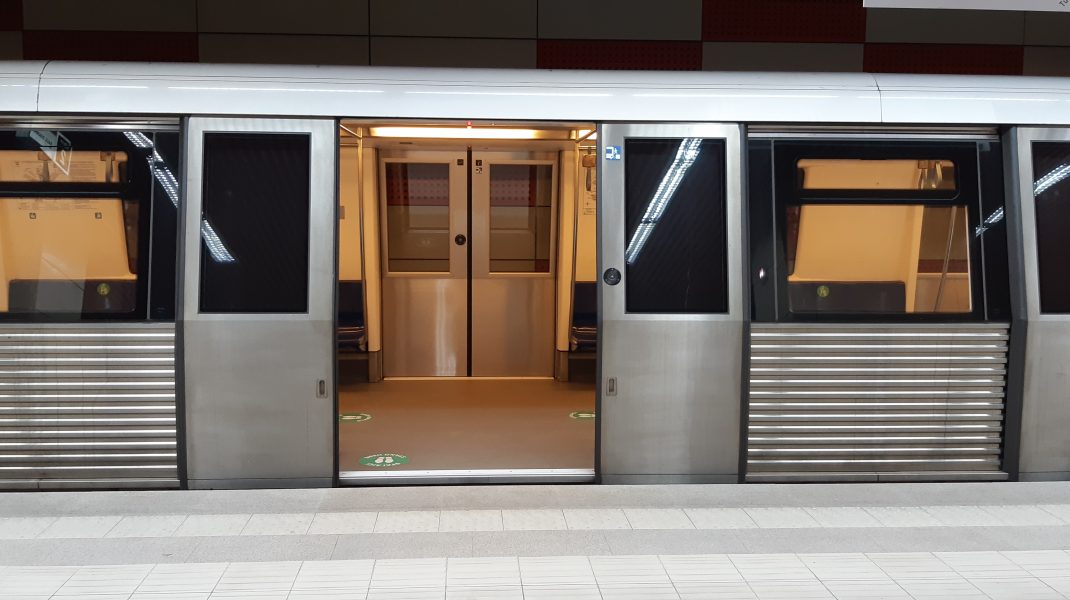 Una din cele 4 căi de acces de la metroul din Piața Unirii, închisă din cauza lucrărilor
