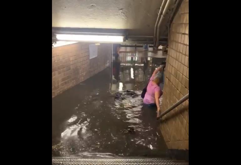 Furtuna tropicală Elsa a lovit orașul New York. Mai multe stații de metrou au fost inundate