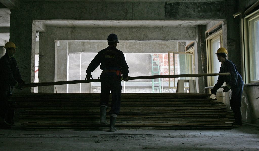 Trei muncitori ai unei societati de constructii, muncesc, miercuri 21 septembrie, la consolidarea unei cladiri afectate de cutremure, in centrul Bucurestiului, zona cu cele mai multe cladiri cu grad mare de pericol de prabusire.