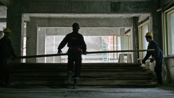 Trei muncitori ai unei societati de constructii, muncesc, miercuri 21 septembrie, la consolidarea unei cladiri afectate de cutremure, in centrul Bucurestiului, zona cu cele mai multe cladiri cu grad mare de pericol de prabusire.