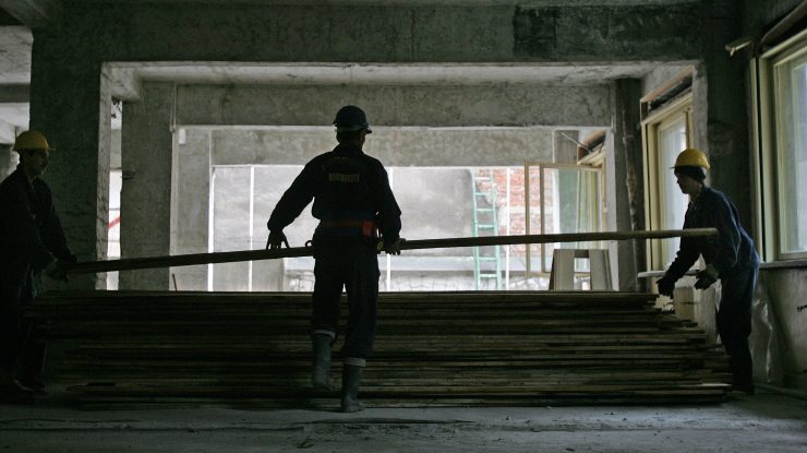 Trei muncitori ai unei societati de constructii, muncesc, miercuri 21 septembrie, la consolidarea unei cladiri afectate de cutremure, in centrul Bucurestiului, zona cu cele mai multe cladiri cu grad mare de pericol de prabusire.