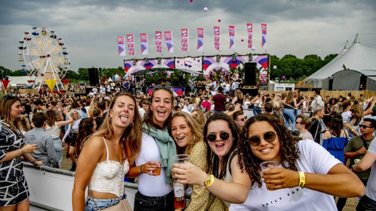 1.000 de oameni care au luat parte la un festival au fost depistați pozitiv la COVID-19