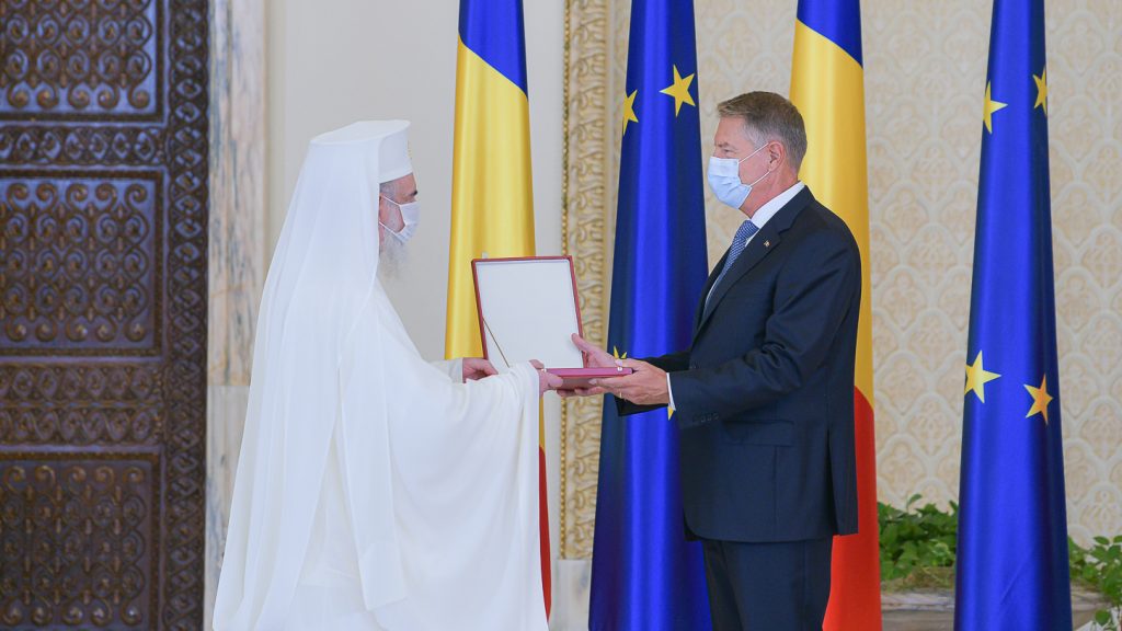 Patriarhul Daniel decorat de Președintele Klaus Iohannis.