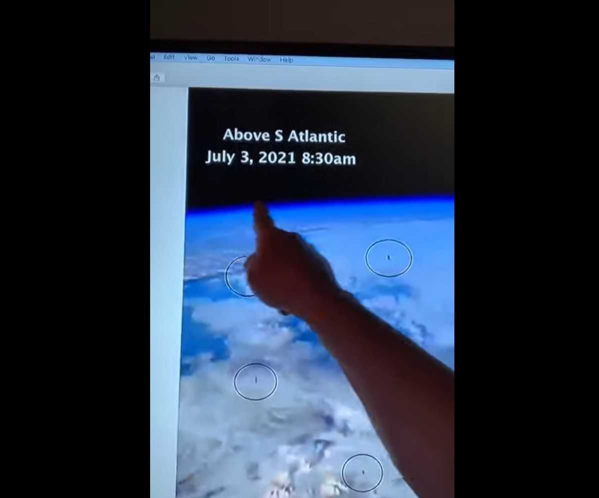 VIDEO. O flotă de obiecte misterioase, surprinse într-o transmisie live realizată de NASA. Planau lângă Stația Spațială Internațională