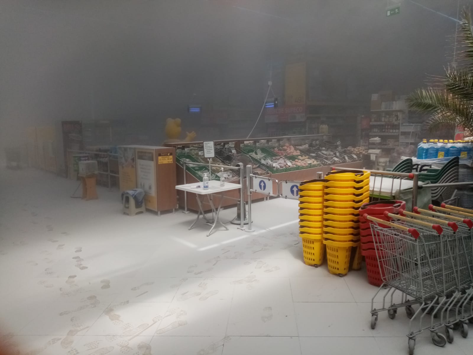 FOTO. Panică la un mall după ce s-a declanșat alarma de incendiu: Șase persoane, transportate la spital