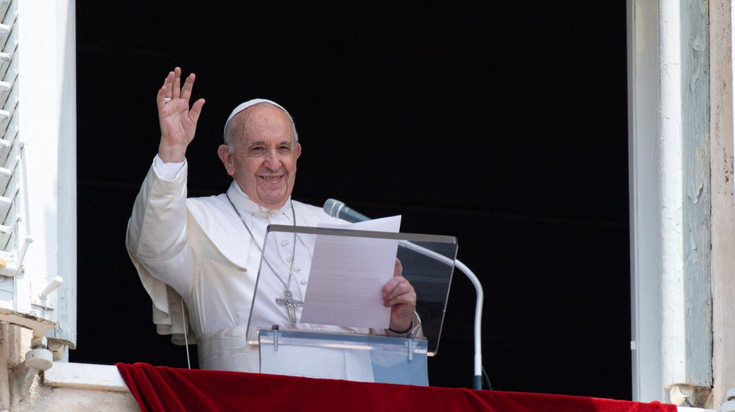 Papa Francisc salută oamenii de la balcon.