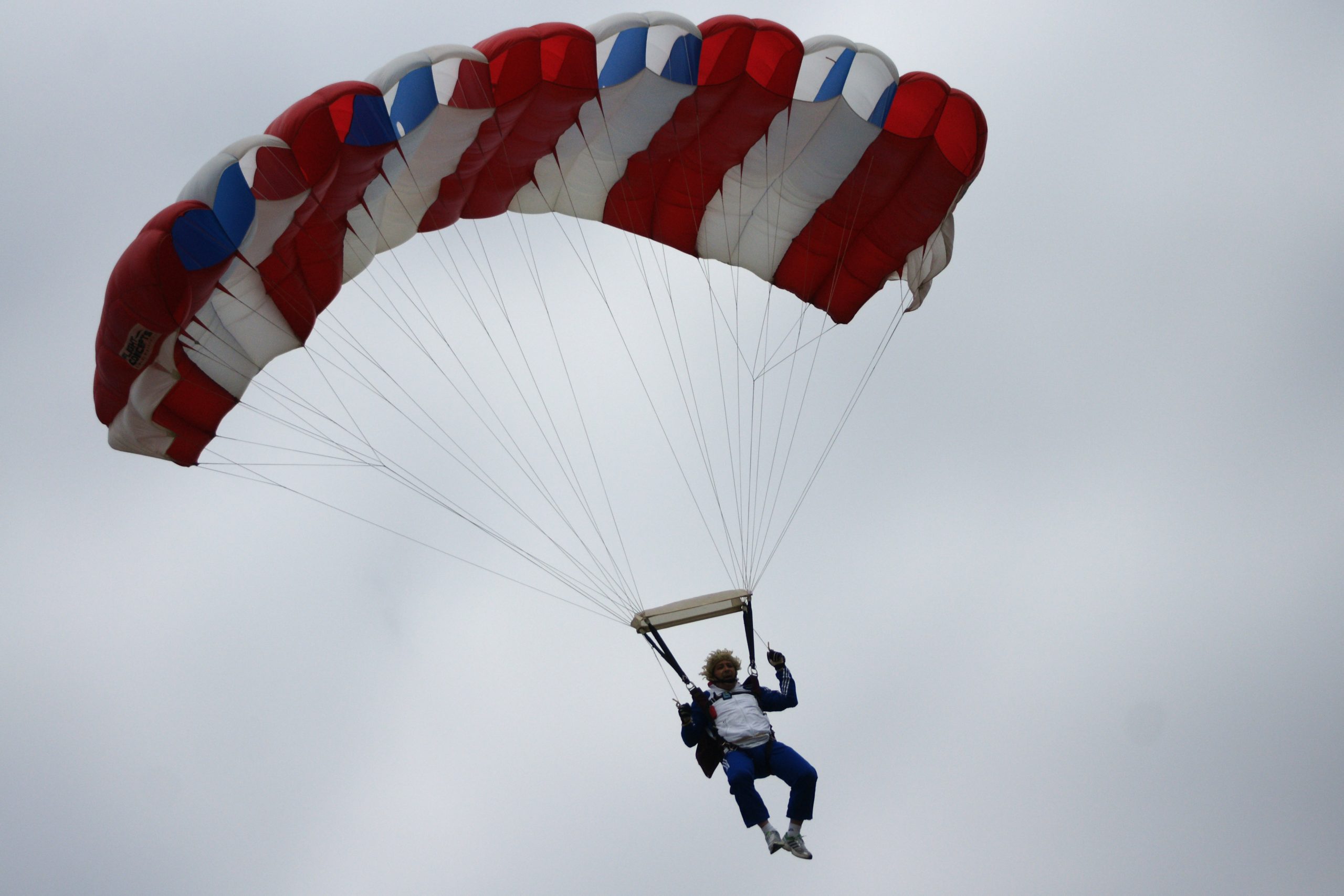 Un soldat britanic a supraviețuit după ce a căzut de la 4.500 de metri fără ca parașuta să i se deschidă
