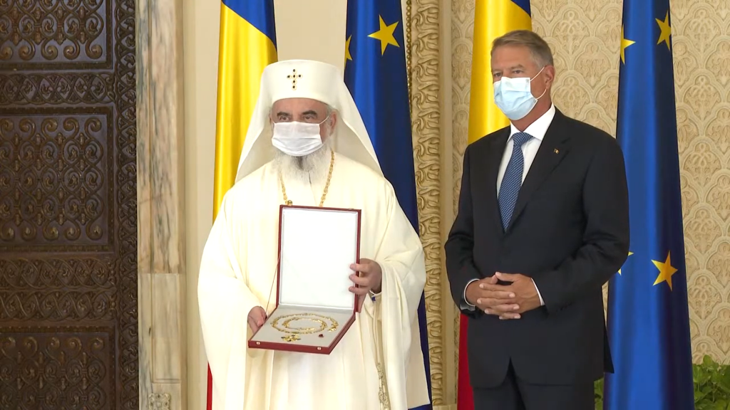 Patriarhul Daniel alături de președintele Klaus Iohannis în momentul decorării.