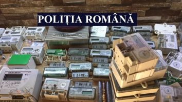 FOTO/VIDEO. Percheziții la persoane bănuite că modificau indexul contoarelor electrice. Cine erau beneficiarii