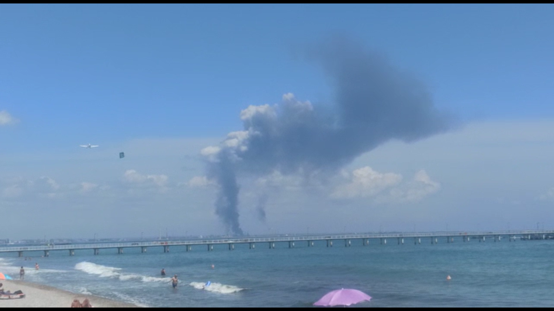 ANM spune unde se deplasează norul de fum după explozia și incendiul de la Rafinăria Petromidia