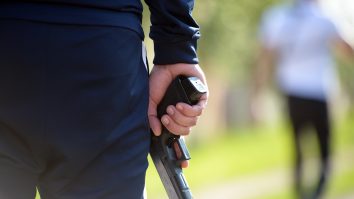 Un jandarm a luat pistolul unui poliţist și a tras un cartuș. Ambii sunt anchetați
