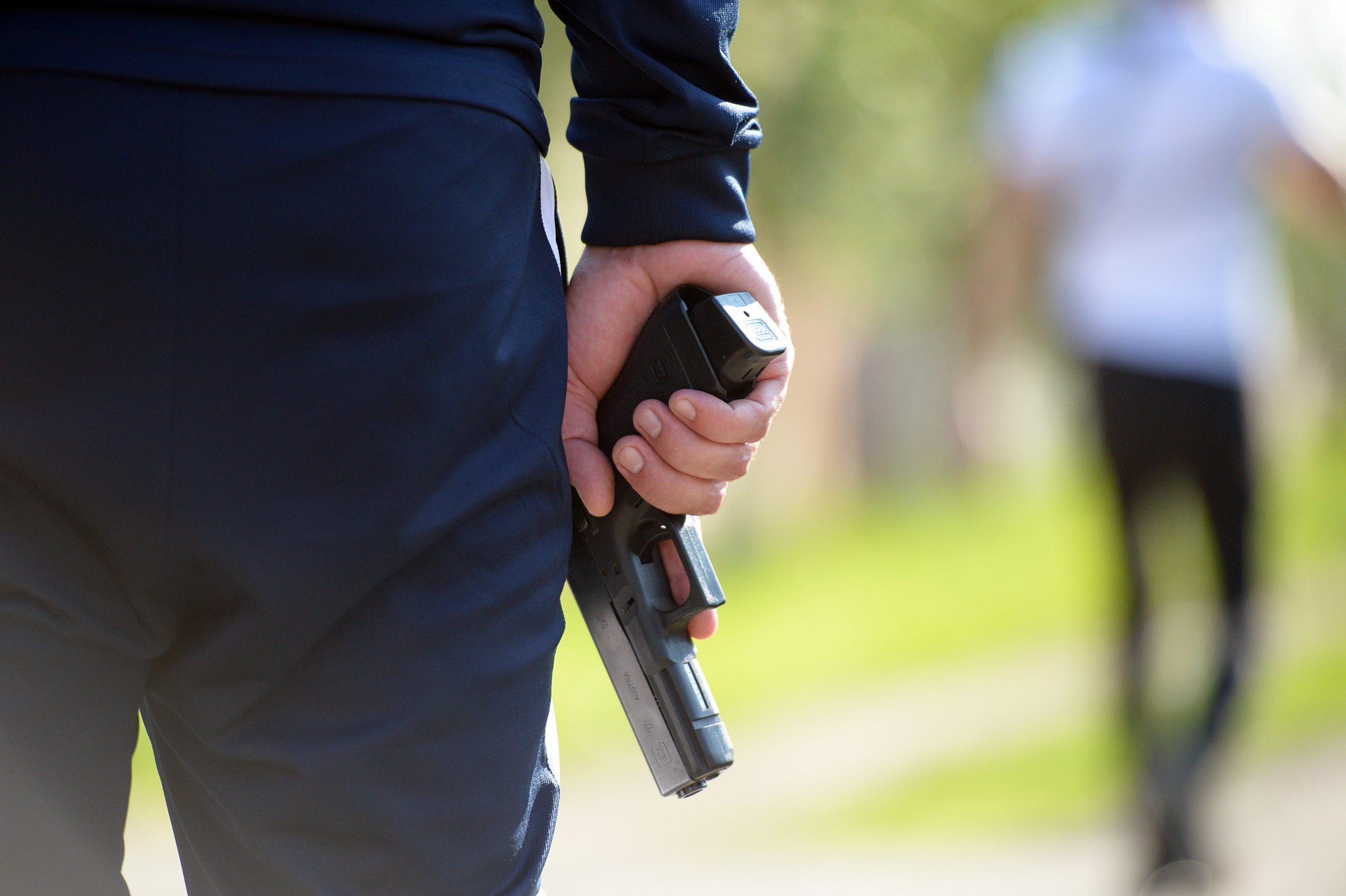 Un jandarm a luat pistolul unui poliţist și a tras un cartuș. Ambii sunt anchetați