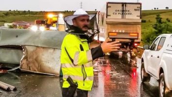 Polițistul care dirijează circulația cu o mască apicolă pe față.