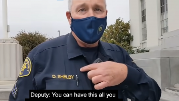 Cum a evitat un polițist să fie postat pe YouTube în timpul unui protest