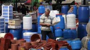 STUDIU: Oamenii inhalează 5 grame de plastic săptămânal