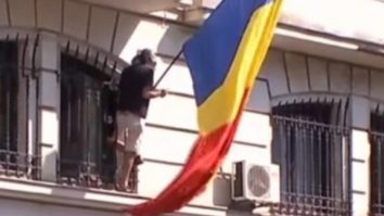 Protest la sediul Înaltei Curți de Casație și Justiție. Un bărbat s-a urcat pe clădire