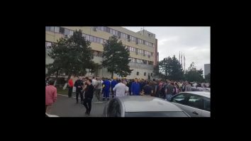 Protest în fața Rafinăriei Rompetrol. Oamenii vor salarii pe măsura riscurilor, în urma tragediei de la Petromidia. VIDEO